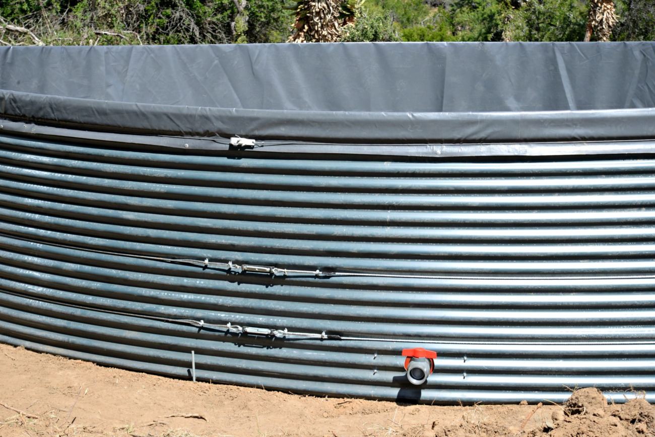 a picture of the eco dam showing an outlet and the straps that hold the structure together, with a liner inside